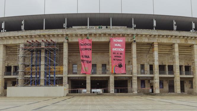 Stoppa fascister, rädda klimatet. Olympiastadion valdes medvetet för aktionen. Arenan byggdes för Hitlers sommar-OS 1936 och är en av få byggnader i nationalsocialistisk arkitektur som bevarats i Berlin.