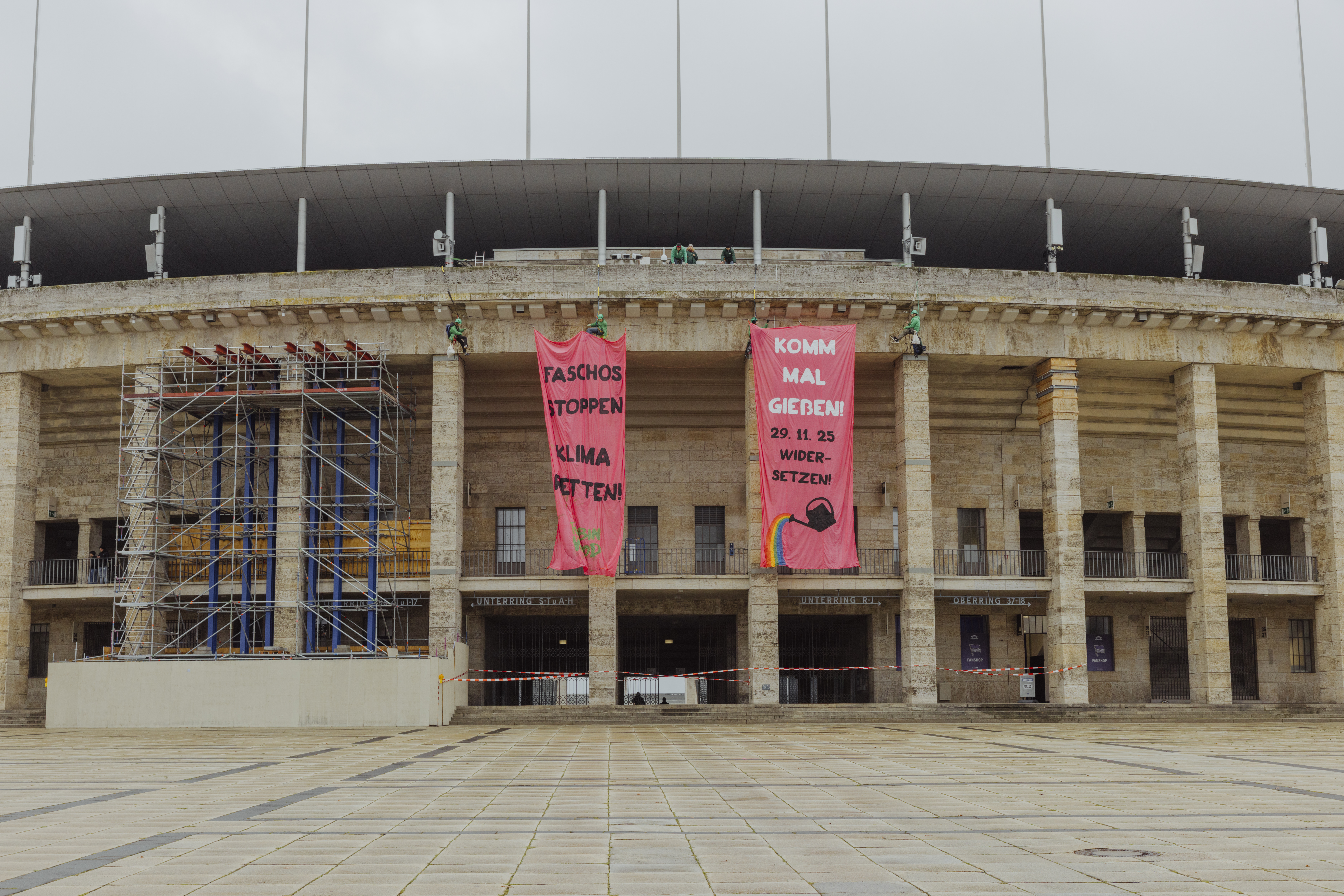 Stoppa fascister, rädda klimatet. Olympiastadion valdes medvetet för aktionen. Arenan byggdes för Hitlers sommar-OS 1936 och är en av få byggnader i nationalsocialistisk arkitektur som bevarats i Berlin.
