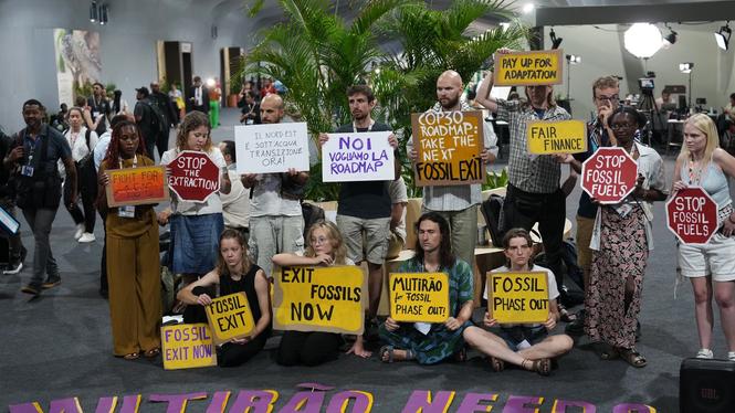 En grupp aktivister demonstrerar för att världen så fort som möjligt ska fasa ut användningen av fossila bränslen. 