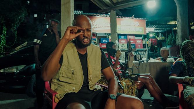 Estetiken i musikvideon blandar inslag med vapen, droger och militärkläder med fotbollsspel och vardagsscener.