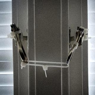 Buntband ska göra fönstren omöjliga att öppna på ett av Marbellaparets familjehem.