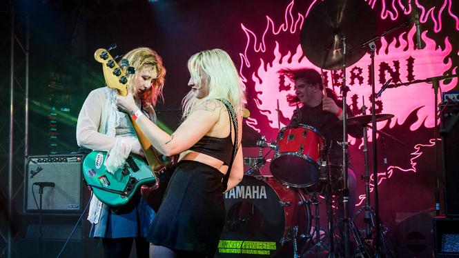 Det brittiska rockbandet Lambrini Girls med sångerskan Phoebe Lunny och basisten Lilly Macieira uppträder på Slaktkyrkan i Stockholm.