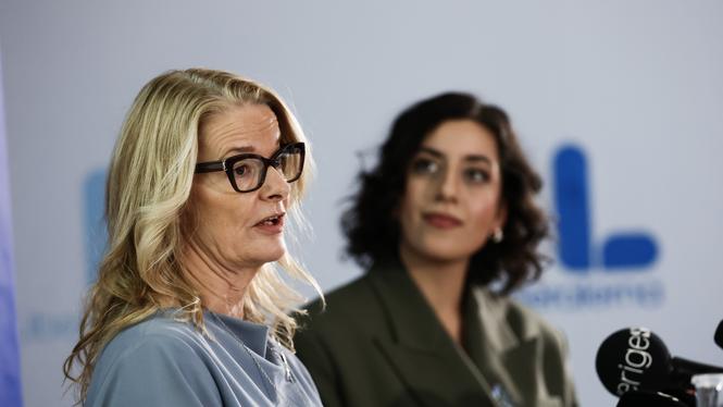 Gymnasie-, högskole- och forskningsminister Lotta Edholm (L) och Liberalernas partiledare Simona Mohamsson (L) på Liberalernas landsmöte i Karlstad. 