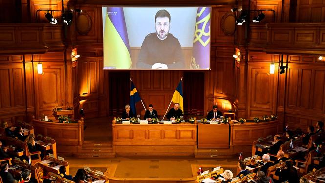Ukrainas president Volodymyr Zelenskyj deltar digitalt under det parlamentariska toppmötet i Stockholm, som syftar till att belysa konsekvenserna av Rysslands annektering av Krim. 