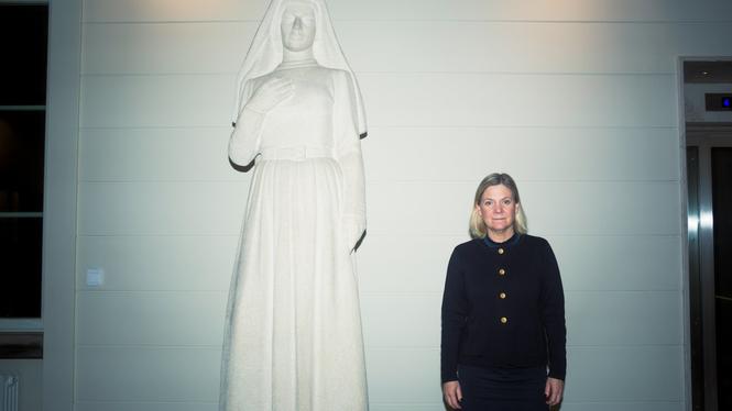 Magdalena Andersson sitter i Tage Erlanders gamla arbetsrum i det pampiga Ledamotshuset, ett hus som Socialdemokraterna idag måste dela med Sverigedemokraterna. 