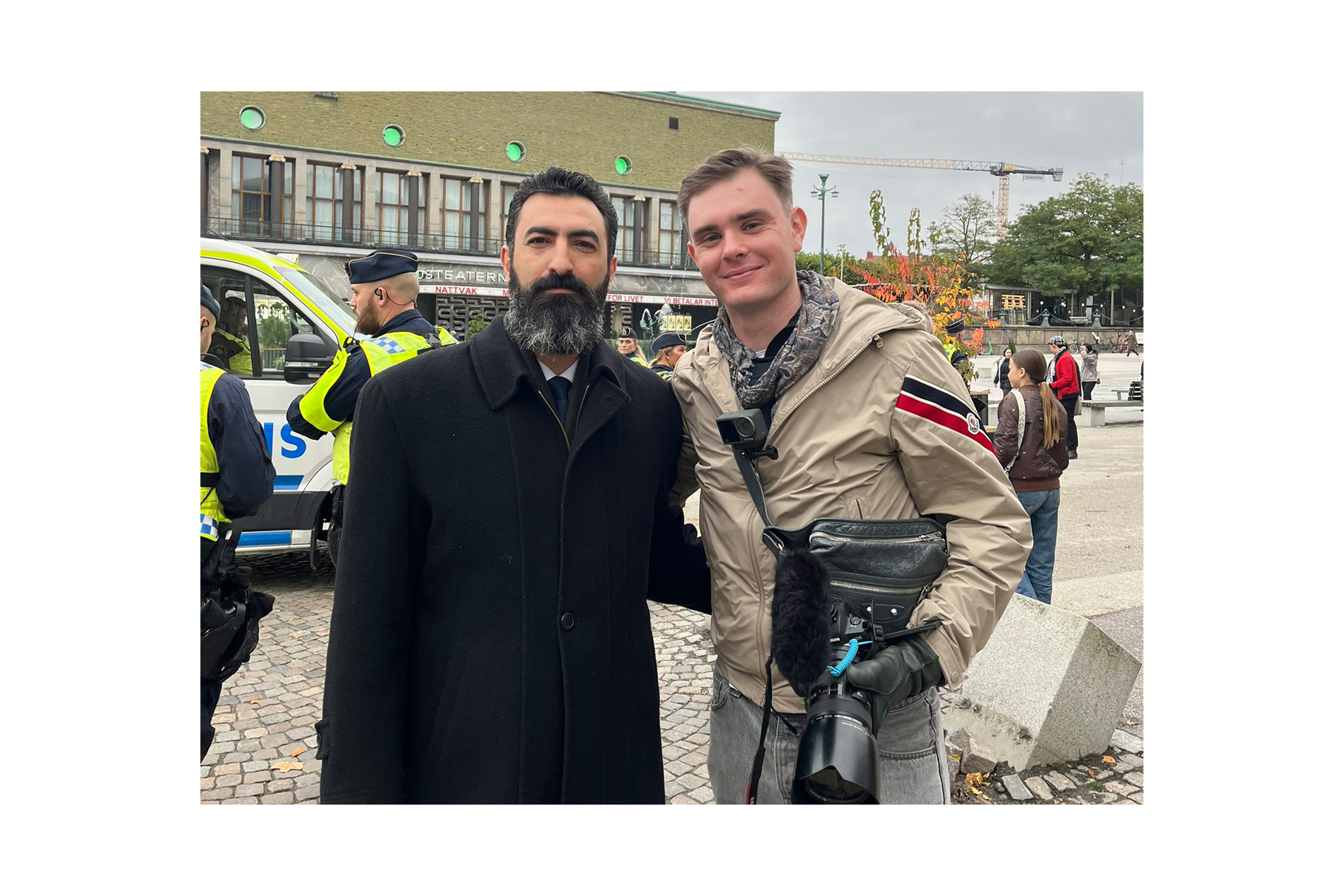 Riksdagsledamoten Rashid Farivar (SD) tillsammans med den högerextrema aktivisten Christian Peterson under förra året.