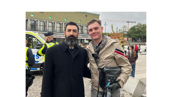 Riksdagsledamoten Rashid Farivar (SD) tillsammans med den högerextrema aktivisten Christian Peterson under förra året.