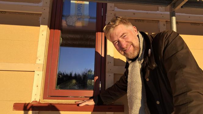 Fredrik Fagerberg kontrollerar bygget inför plåtslagares arbete med fönsterbleck, som även de blir faluröda.