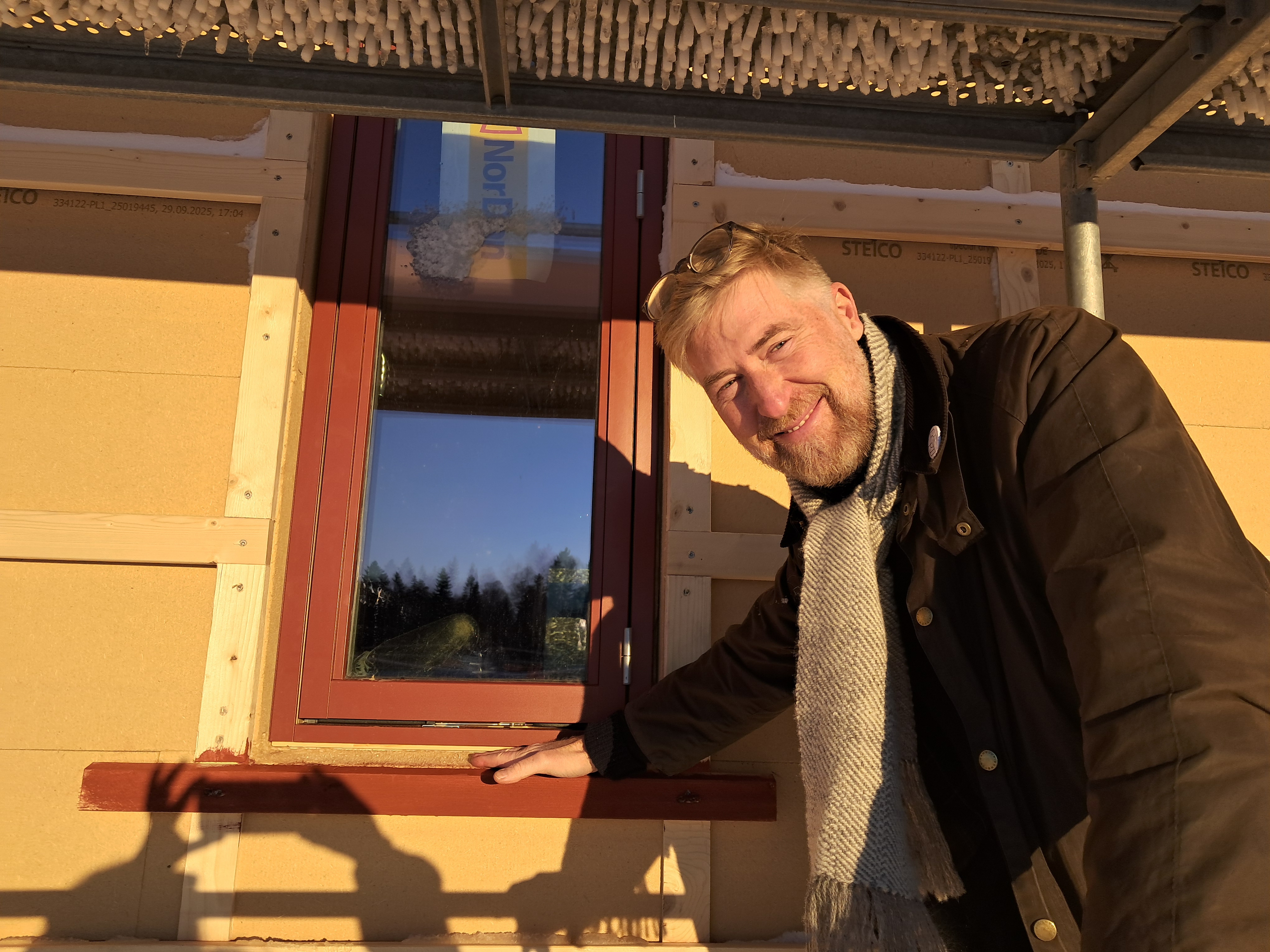 Fredrik Fagerberg kontrollerar bygget inför plåtslagares arbete med fönsterbleck, som även de blir faluröda.