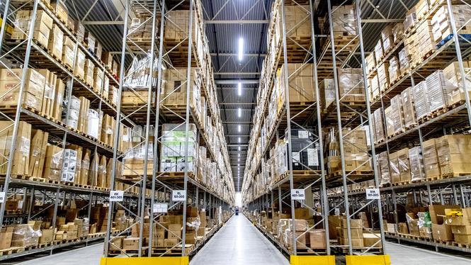 För många företag är det idag lönsamt att hålla stora lager av billiga varor som kan levereras snabbt, och slängas när de inte är gångbara på marknaden längre.
