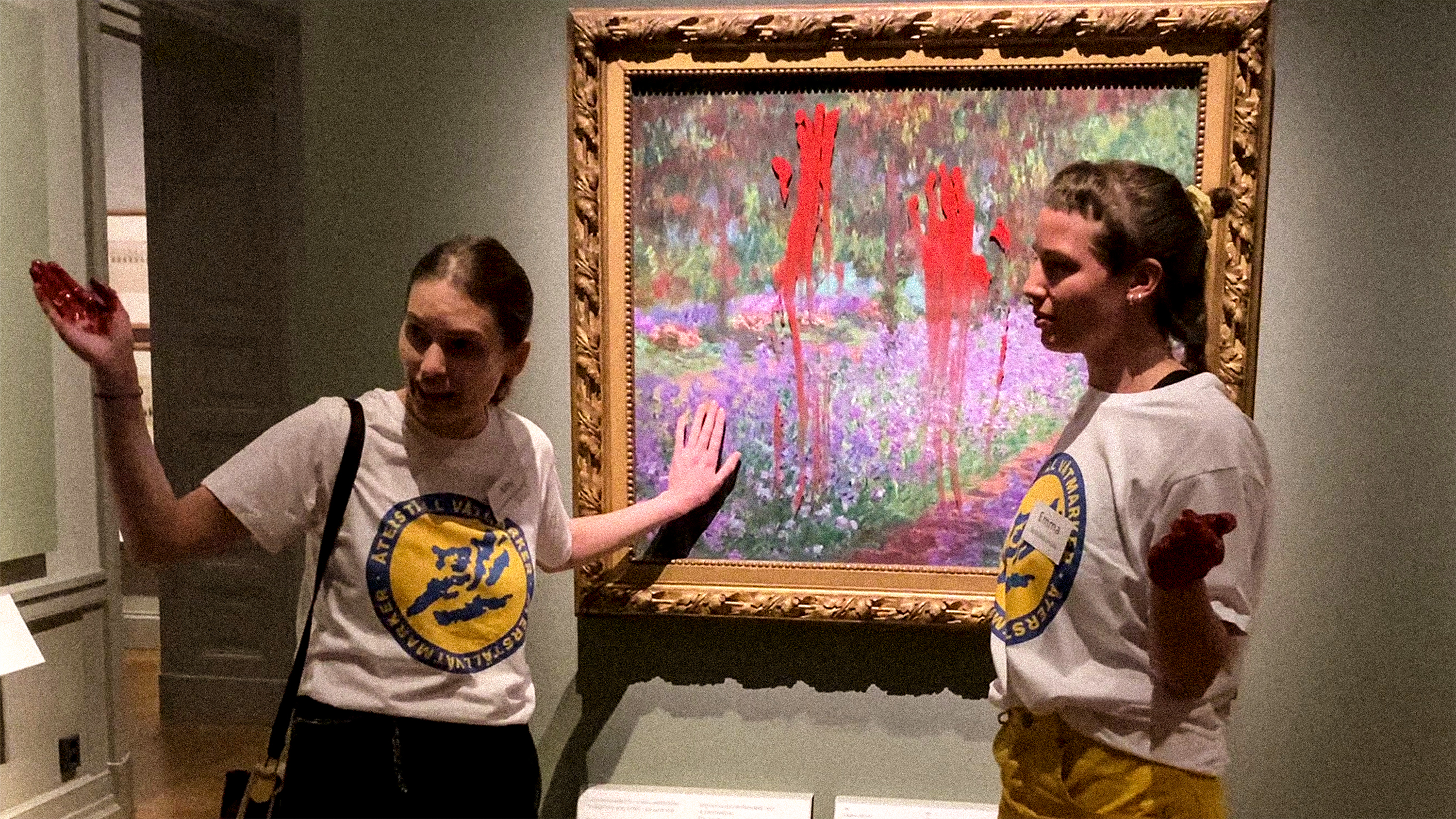 Två aktivister från Återställ våtmarker limmar fast sig vid en Monet-tavla på Nationalmuseum, Stockholm.