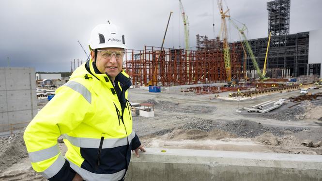 Stegra AB:s vd Henrik Henriksson förnekade senast för några veckor sedan att bolaget befinner sig i kris. Istället berättade han att företaget fått in hälften av de tio miljarder som behövs för att bygga klart fabriken.