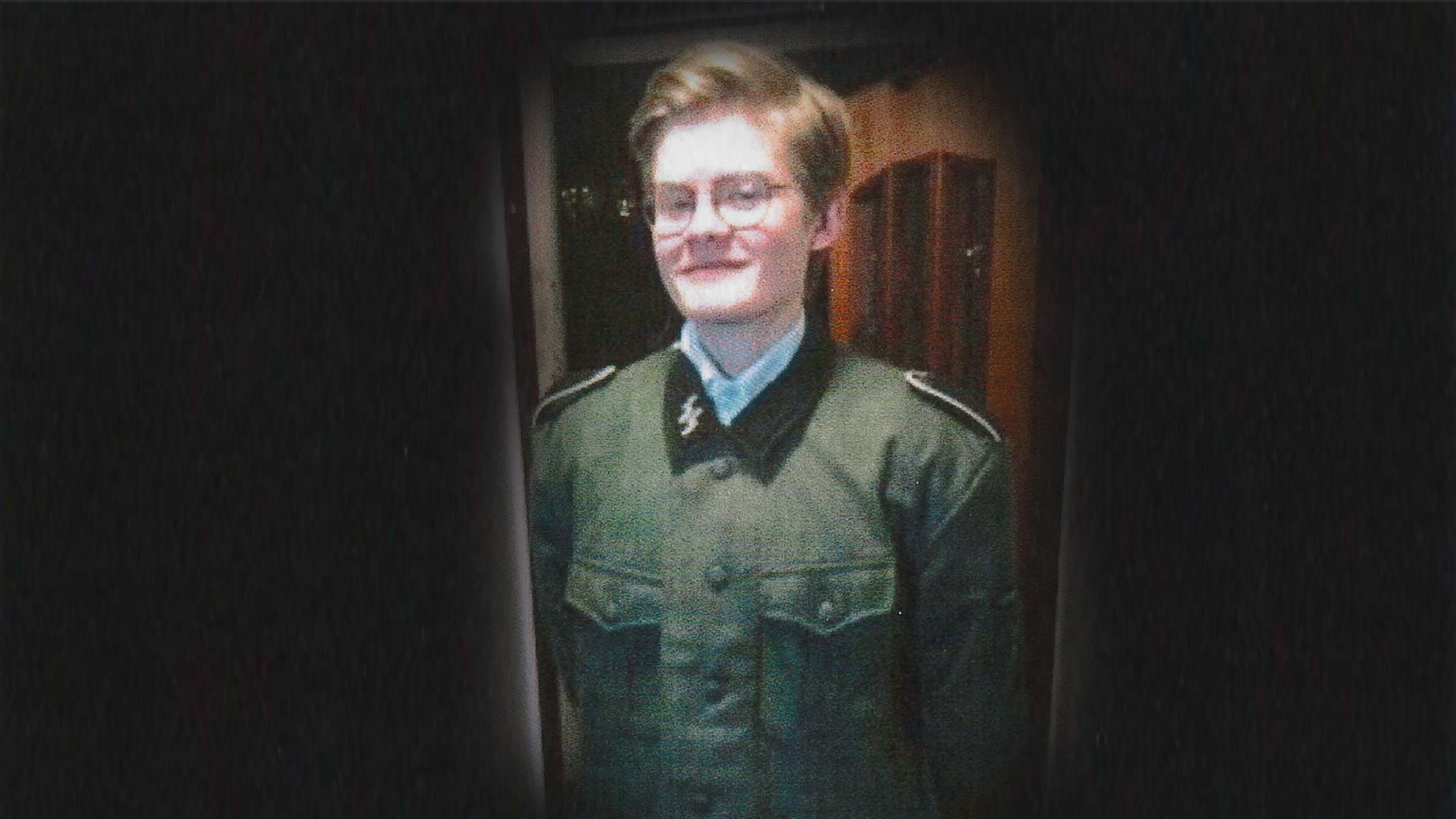 En tonårig Alexander Holmberg, här iförd en nazistuniform för att fira nyårsafton 2018.