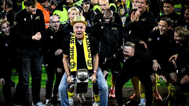 Mjällbys sportchef Hasse Larsson lyfter SM-pokalen tidigare i november.