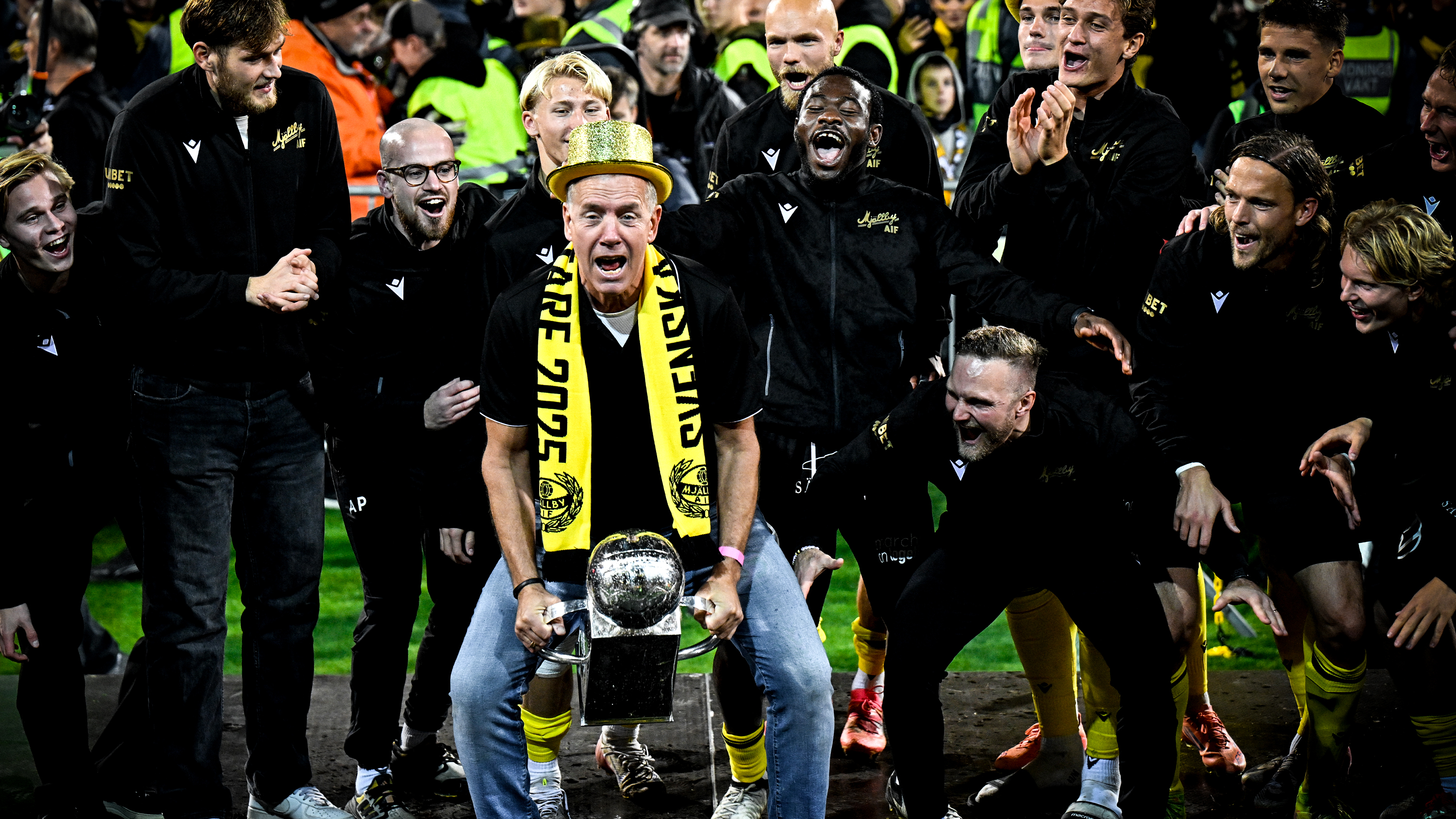 Mjällbys sportchef Hasse Larsson lyfter SM-pokalen tidigare i november.