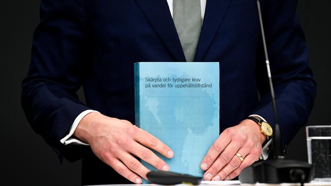 Migrationsminister Johan Forssell (M) håller i vandelsutredningen. Debattörerna tycker att förslaget om vandelskrav bör dras tillbaka.