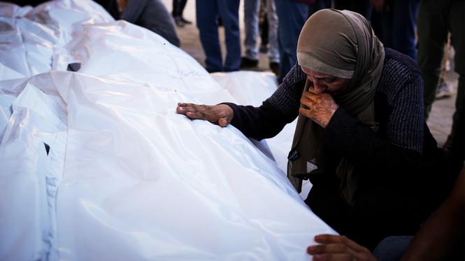 Gaza, november 2025. Ahmed Al-Bohisi sörjer sin kusin, Mohammad Abu Shawish, 18, som dödades i en israelisk militärattack.