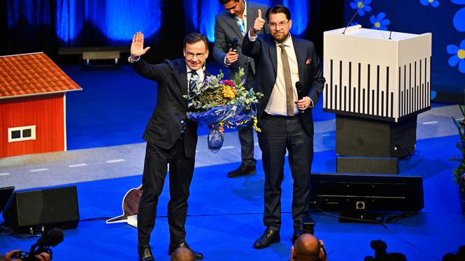 Statsminister Ulf Kristersson (M) får blommor av Sverigedemokraternas partiledare Jimmie Åkesson (SD) efter att ha gästat partiets landsdagar på Conventum Kongress i Örebro.