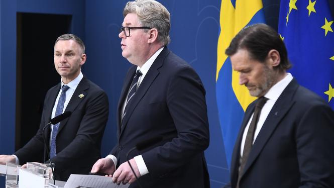 Justitieminister Gunnar Strömmer (M) i mitten, från vänster civilminister Erik Slottner (KD) och Martin Melin (L), rättspolitisk talesperson för Liberalerna.