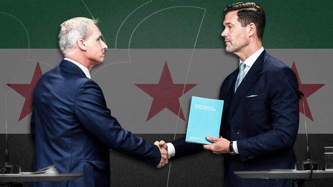 Chefsåklagaren Ola Sjöstrand, särskild utredare, lämnar över betänkandet  från utredningen: "Ett skärpt regelverk om utvisning på grund av brott"  till migrationsminister Johan Forssell (M), under en pressträff.