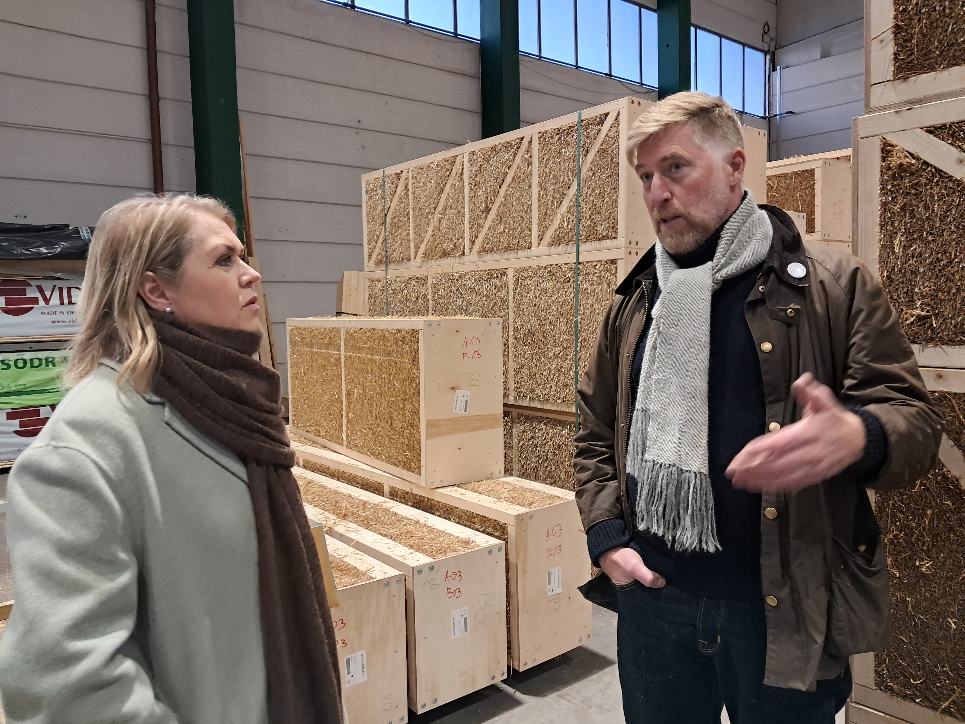 Socialdemokraternas gruppledare i riksdagen, Lena Hallengren, besöker ETC Byggentreprenads ekohusfabrik i Hultsfred, där Fredrik Fagerberg berättar om hur väggar av trä och halm kan pressa ner klimatavtrycket i byggbranschen.