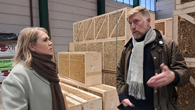 Socialdemokraternas gruppledare i riksdagen, Lena Hallengren, besöker ETC Byggentreprenads ekohusfabrik i Hultsfred, där Fredrik Fagerberg berättar om hur väggar av trä och halm kan pressa ner klimatavtrycket i byggbranschen.