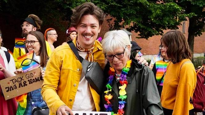 Robin Habel tillsammans med sin mamma Ihlona på Pride i Sundsvall.