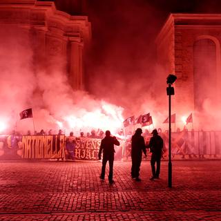 Nazisterna marscherade till Riddarholmskyrkan och brände bengaler.