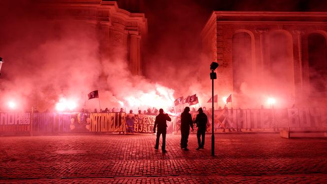 Nazisterna marscherade till Kungsträdgården där man ställde upp sig vid Riddarholmskyrkan och brände bengaler.