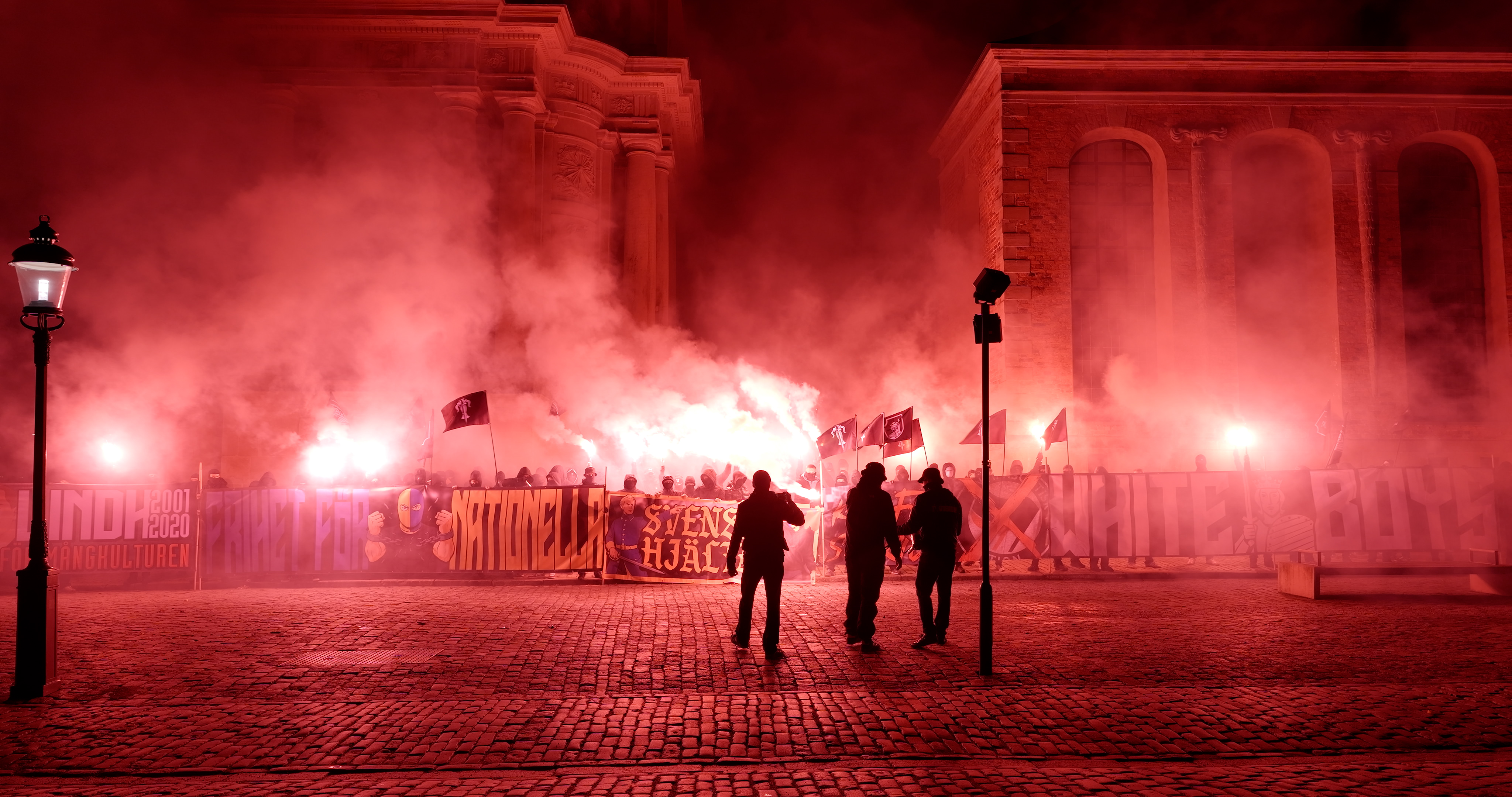 Nazisterna marscherade till Riddarholmskyrkan och brände bengaler.