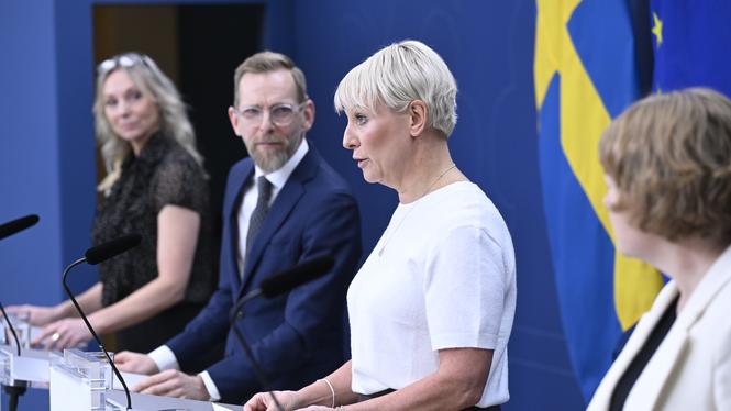 Språkkrav inom äldreomsorgen presenterades i november av Jessica Stegrud (SD), socialminister Jakob Forssmed (KD), äldre- och socialförsäkringsminister Anna Tenje (M) och Malin Danielsson (L).