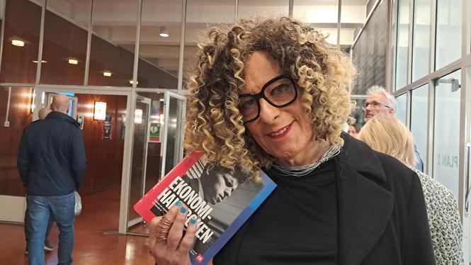 Johan Jenny Ehrenberg. Efter föreläsningen signerade hen den nyutgivna Ekonomihandboken.