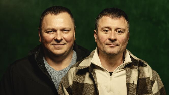 De ukrainska mekanikerna Serhii Kulnyenko och Oleksii Sanmoilichenko jobbade tolv timmar om dagen. Och blåstes på drygt två miljoner i lön.