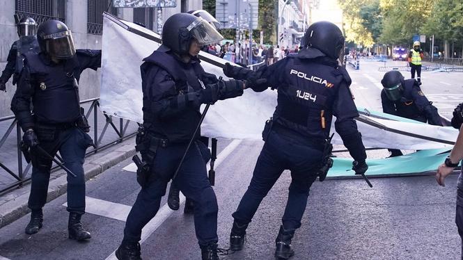 Spansk polis har arresterat tre personer tillhörande en nynazistisk terrorgrupp.