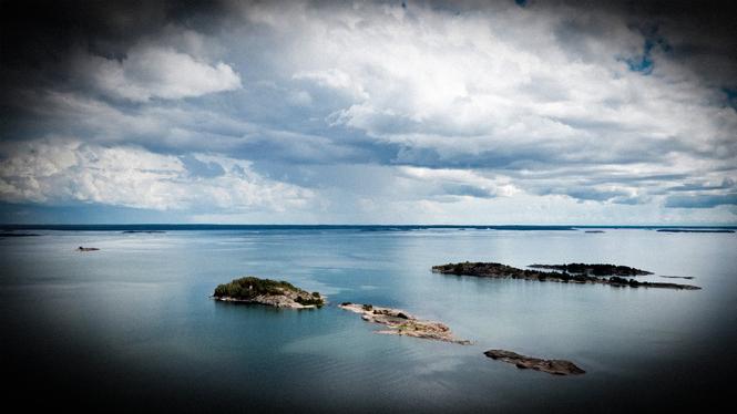 Journalisten Patrik Oksanen, en av de intervjuade sakkunniga, varnar för att inte tillräckligt många svenskar förstår vidden av de ryska hybridhoten mot Sverige.