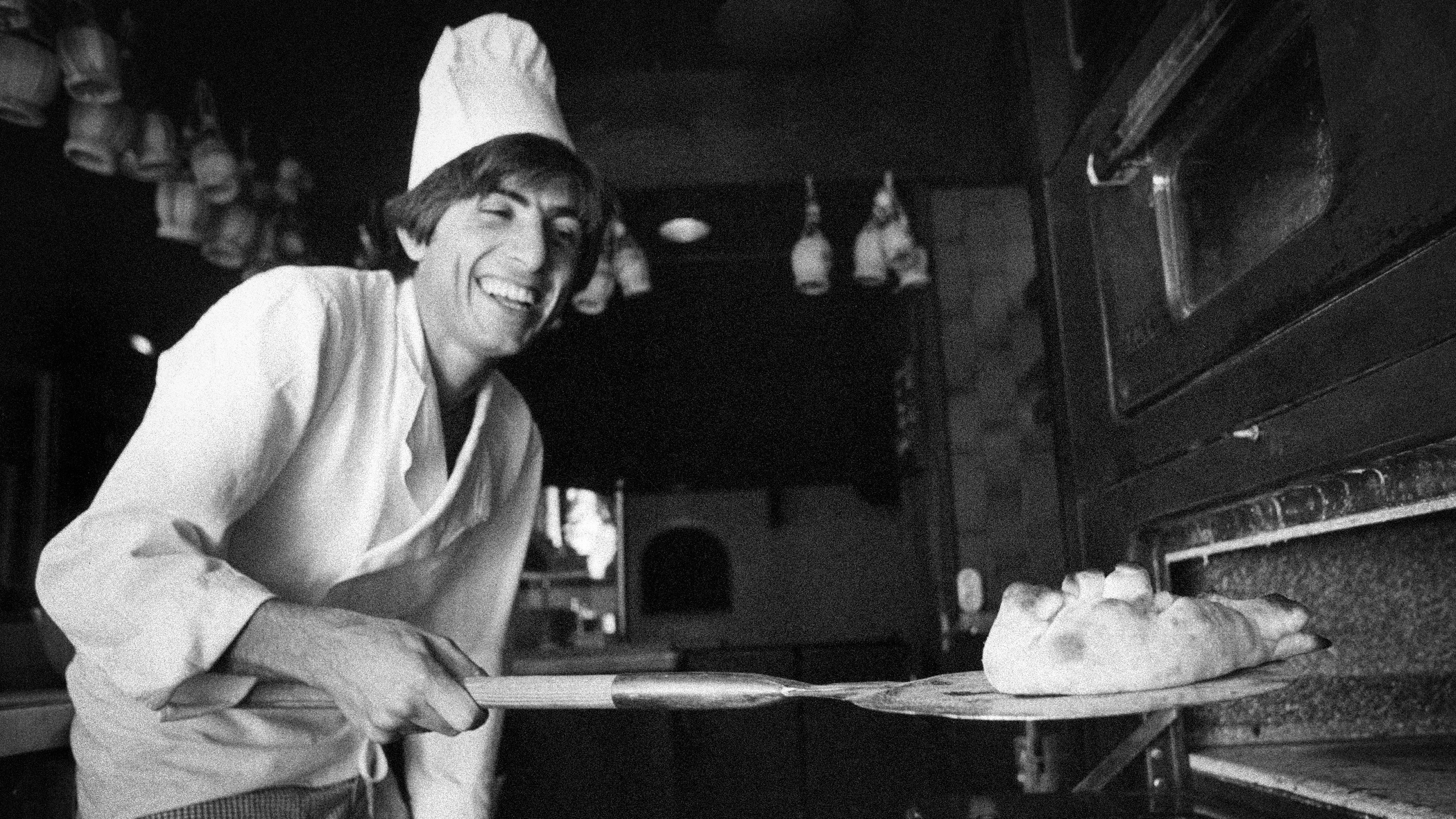 Pizzabagare Mario Cuccarano på Amarantens pizzeria, Stockholm 1975. 