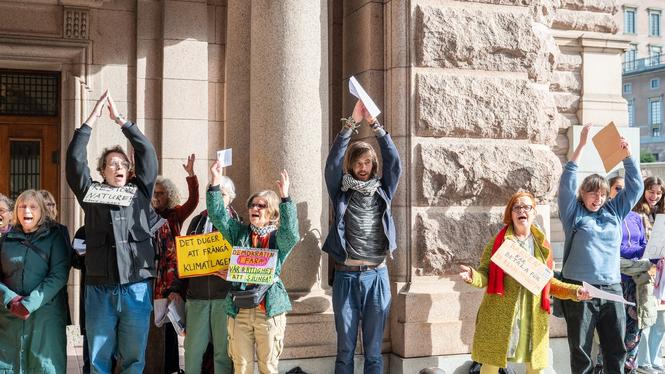 Extinction Rebellions kör under en fredag i början av oktober. 