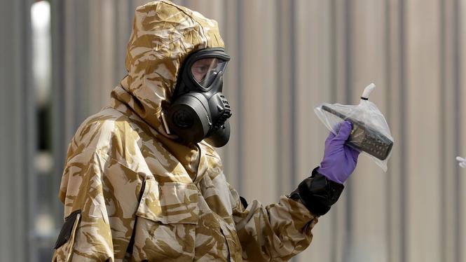 En utredare i skyddsutrustning i Salisbury i juli 2018.