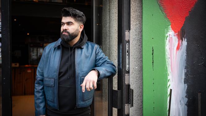 Adam Mahdi framför sin restaurang. Mahdi växte upp i Gaza och har ett djupt och personligt engagemang för det som händer där.