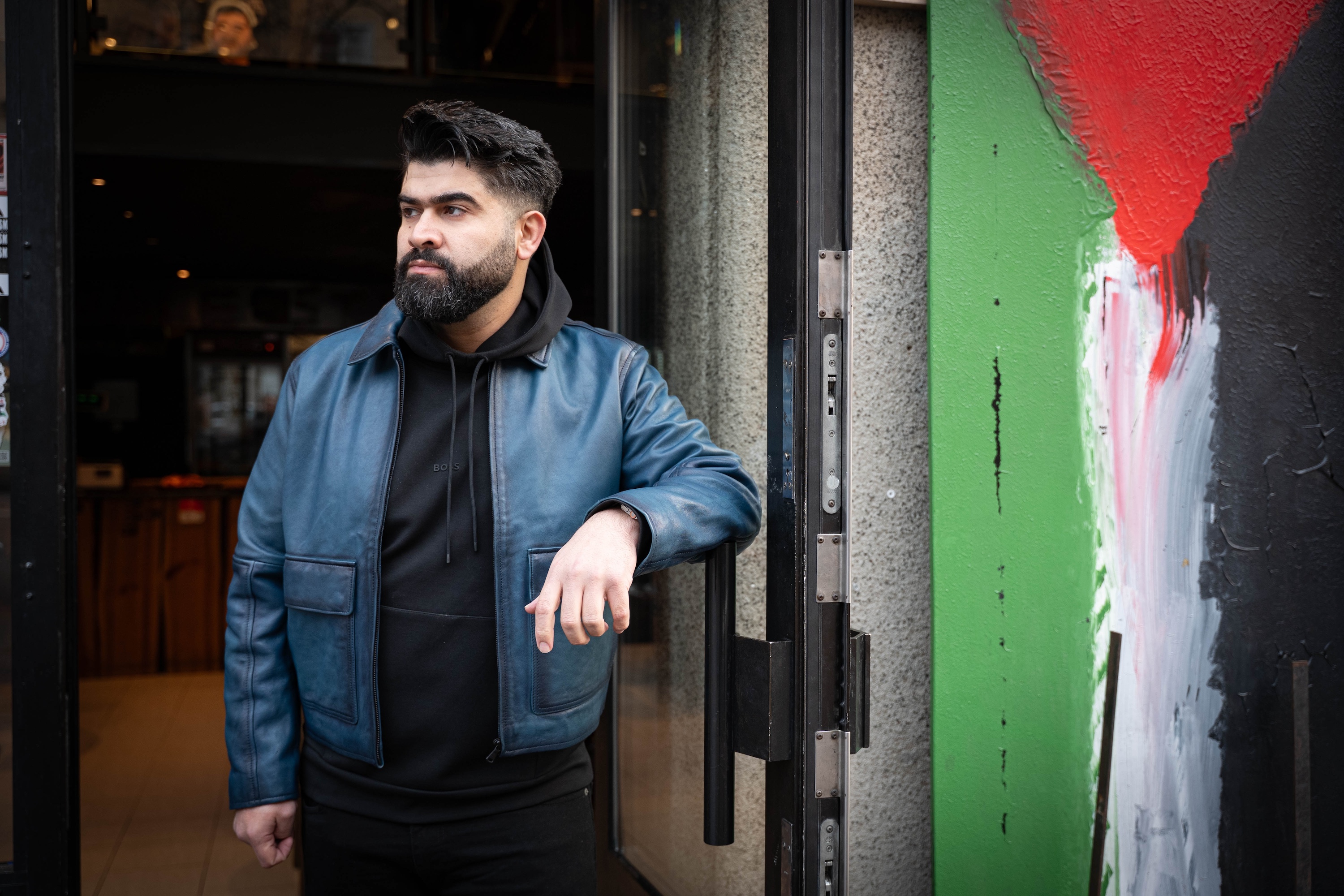 Adam Mahdi framför sin restaurang. Mahdi växte upp i Gaza och har ett djupt och personligt engagemang för det som händer där.