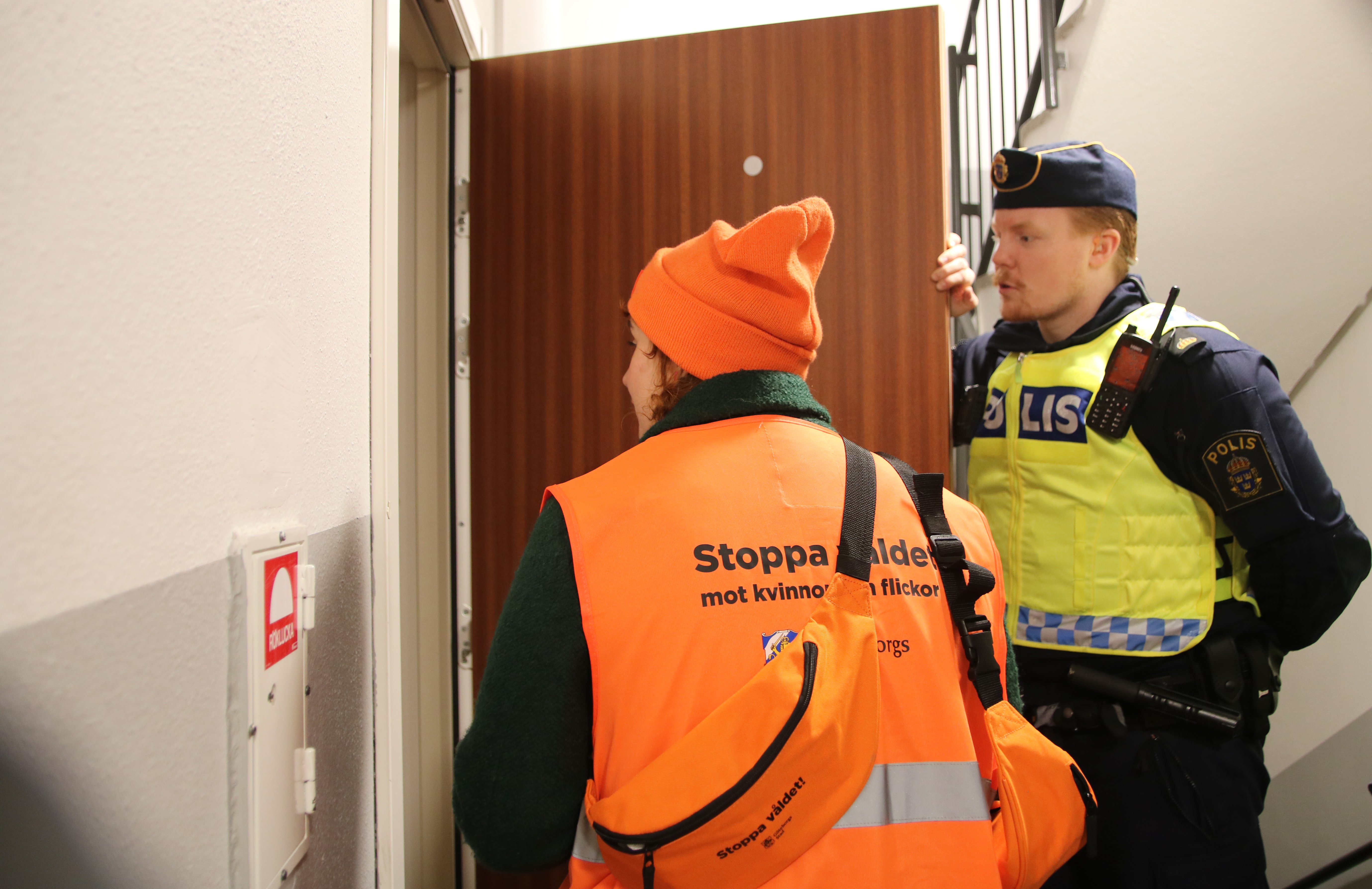 Jenny Helin och polisen Joakim informerar om var man ska vända sig om man misstänker att någon utsätts för våld i hemmet. Eller om man själv blir utsatt.