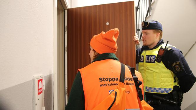 Jenny Helin och polisen Joakim informerar om var man ska vända sig om man misstänker att någon utsätts för våld i hemmet. Eller om man själv blir utsatt.