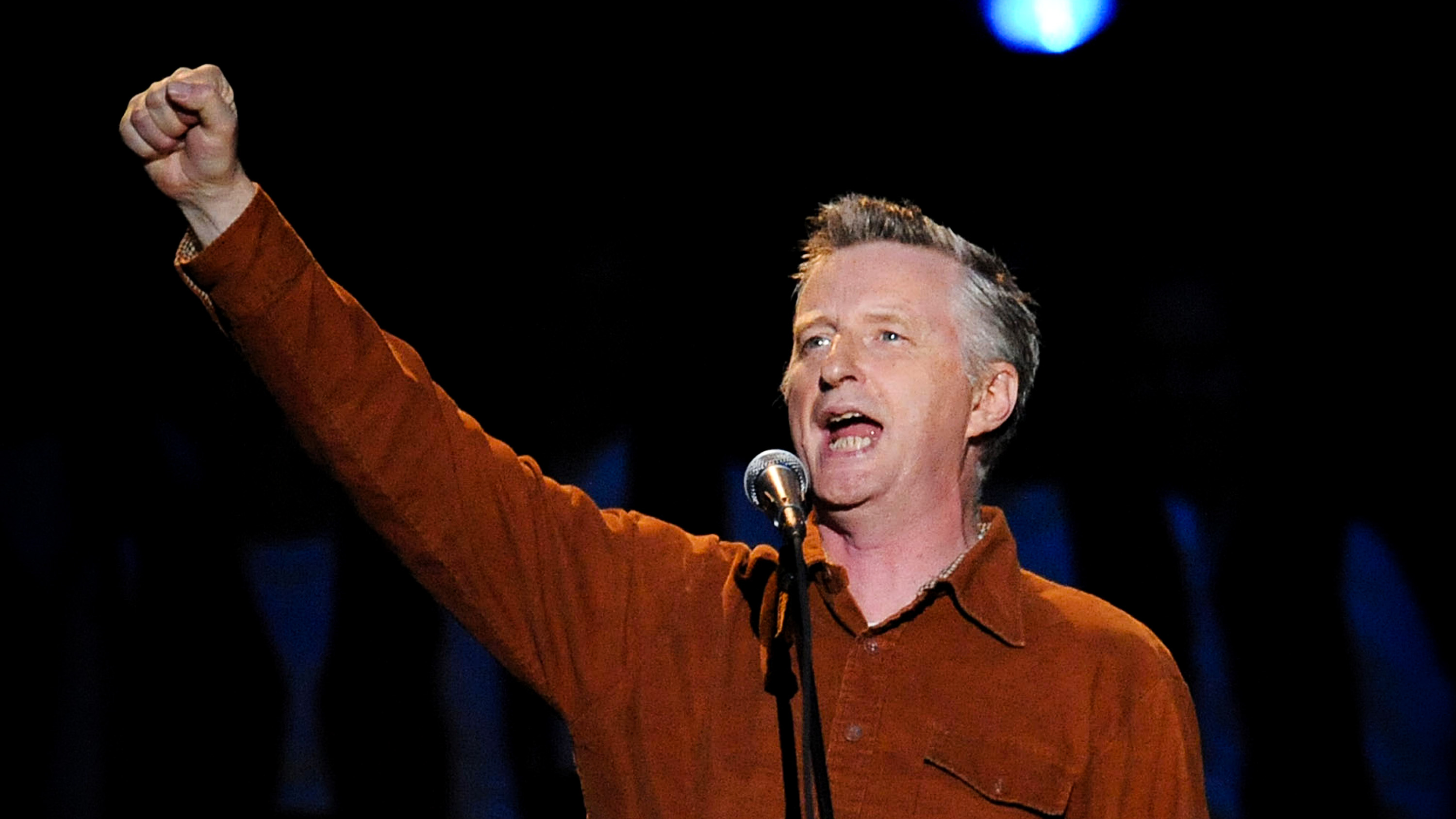 Artisten Billy Bragg under en konsert.