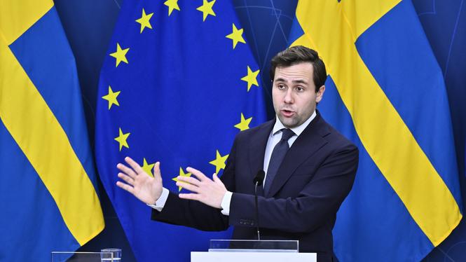 – Vi vet i många fall inte om vårt stöd har gjort någon nytta, säger bistånds- och utrikeshandelsminister Benjamin Dousa (M) på pressträff.