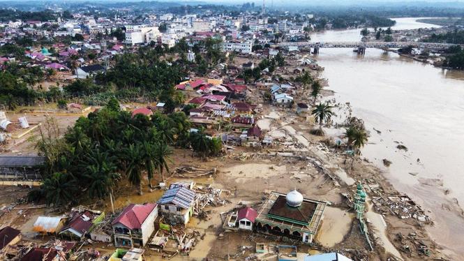 Förödelsen är enorm efter de senaste veckornas extremväder i Sydostasien. Här syns ett hårt drabbat område på norra Sumatra.