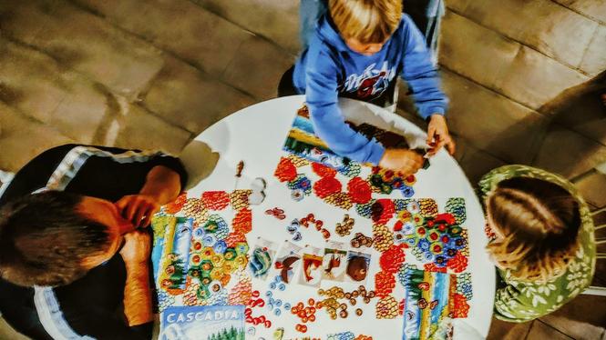 Delar av panelen spelar Cascadia Junior.