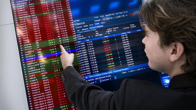 Att kapital beskattas lägre än arbete bidrar till de ojämlika inkomsterna, menar författarna till Fredrika Bremer-förbundets nya vitbok. 