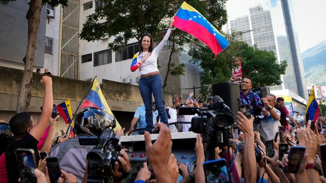 ”Att Machado utmanar diktaturen är modigt och viktigt, men hennes politiska projekt representerar inte den demokrati som Venezuela behöver”, skriver debattörerna.