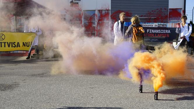Nu pågår rättegången mot de åtalade klimatförsvararna som demonstrerade mot privatjets på Bromma flygplats. Ett par av de tilltalade sprutade också färg på privatjetföretaget Grafairs terminal.