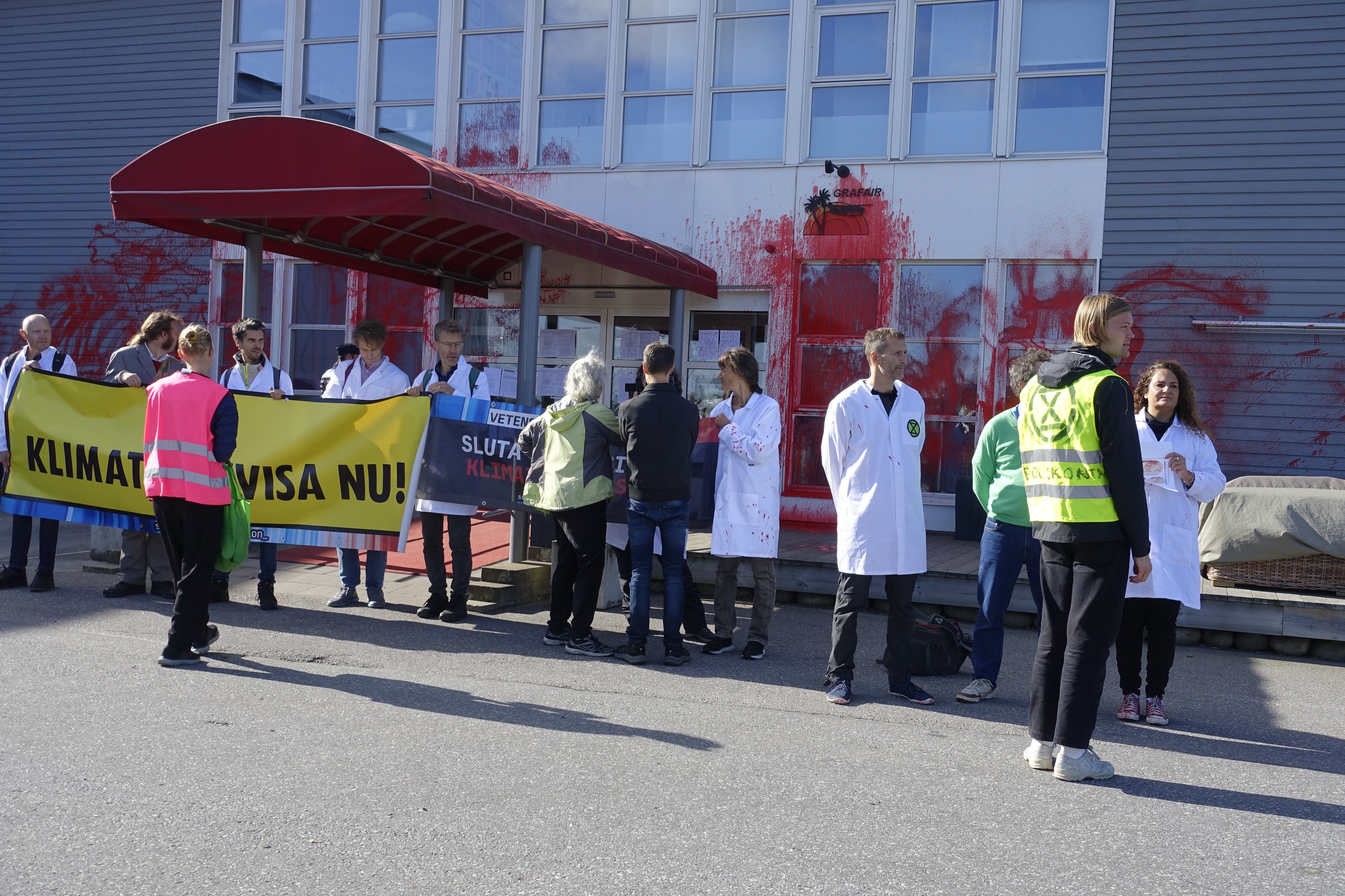 Den 17 september 2023 deltog ett antal forskare och aktivister i en klimataktion på Bromma flygplats.